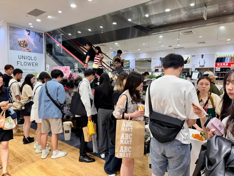 ▲民眾於UNIQLO店內瀏覽選購商品。圖為示意圖。（圖／記者蕭涵云攝）