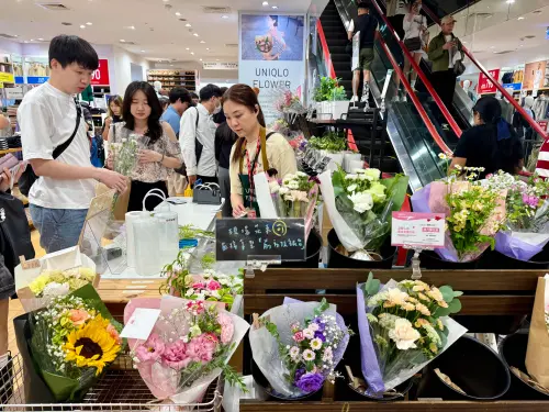 母親節餐廳人潮不是最多!UNIQLO一服務被人群包圍:超方便又不貴 ▲超多人擠在UNIQLO裡買花,週末假日花區人氣最高。(圖/記者蕭涵云攝)