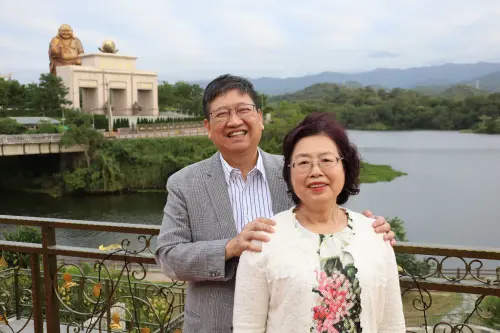 ▲時任新竹縣長楊文科到白冰冰家作客,從白冰冰家就能看到天恩彌勒佛園區、大埔水庫、五指山等風景。(圖/翻攝自新竹縣政府官網) ▲時任新竹縣長楊文科到白冰冰家作客,從白冰冰家就能看到天恩彌勒佛園區、大埔水庫、五指山等風景。(圖/翻攝自新竹縣政府官網)