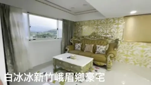 ▲白冰冰新竹豪宅以白色、金色為主調,還有一張金色沙發。(圖/翻攝自YouTube) ▲白冰冰新竹豪宅以白色、金色為主調,還有一張金色沙發。(圖/翻攝自YouTube)