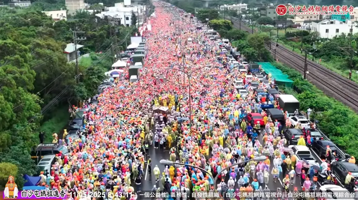 ▲白沙屯媽祖則預計下午3點正式起駕回拱天宮，現場香燈腳群聚相迎，場面熱鬧莊嚴，也象徵著這趟千里跋涉的進香旅程即將劃下句點。（圖／翻攝自白沙屯媽祖網路電視台YT）