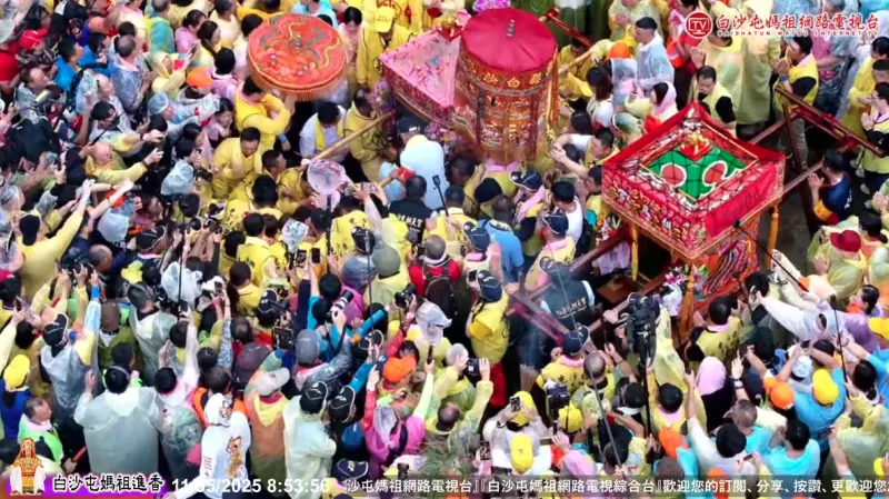 ▲白沙屯媽祖10日於通霄鎮即將回鑾時，一名手持「大罷免，大成宮」旗子的民眾等著鑽轎底，沒想到鑾轎突然急停、倒退、轉向。（圖／翻攝自白沙屯媽祖網路電視台YT）