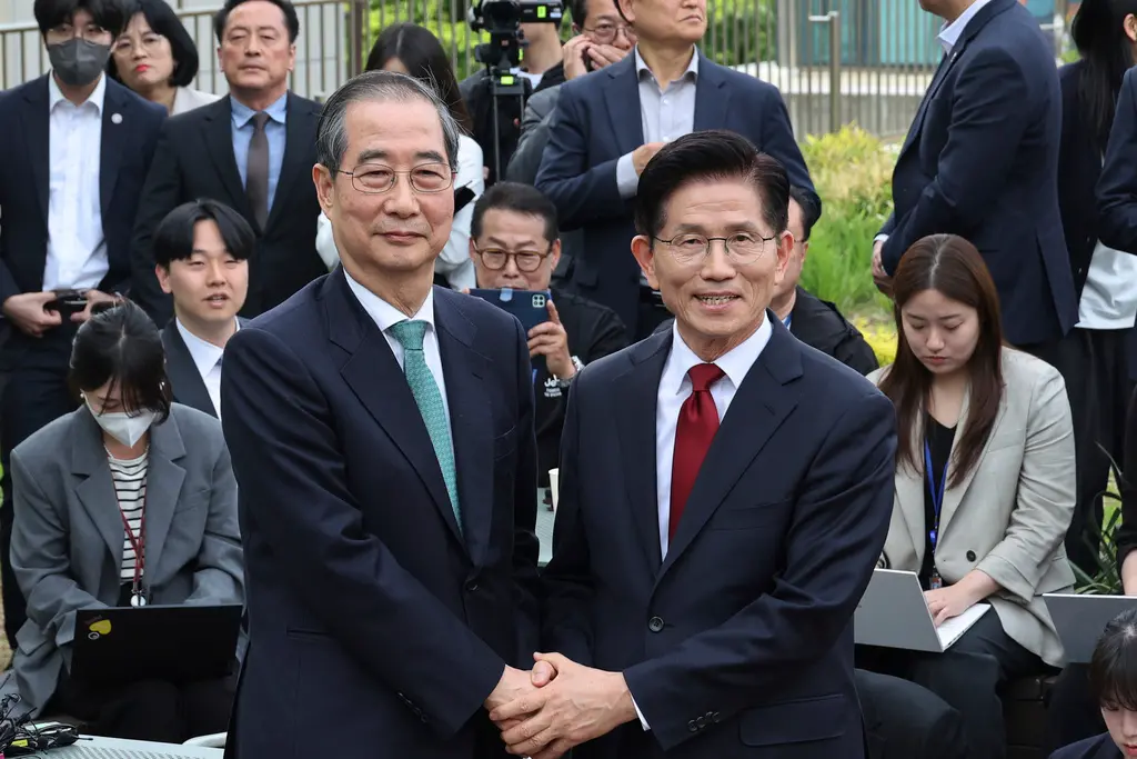 ▲韓國執政黨「國民力量黨」總統候選人險些上演「韓版換柱」風波，原已在黨內初選勝出的前勞動部長金文洙（右）與前總理韓悳洙（左）整合失敗，但黨員否決「金下韓上」，金文洙保住參選資格。（圖／美聯社／達志影像）