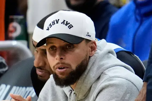 ▲金州勇士球星Stephen Curry因球隊Game 3戰術失靈及系列賽落後而顯得沮喪，場邊神情落寞，此前更有報導指出Curry因憂心球隊季後賽而在受傷後落淚。（圖／美聯社／達志影像）