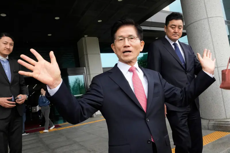 ▲韓國前勞動部長金文洙代表執政黨「國民力量黨」投入總統大選,11日赴總統選舉管理委員會正式登記參選。(圖/美聯社/達志影像)