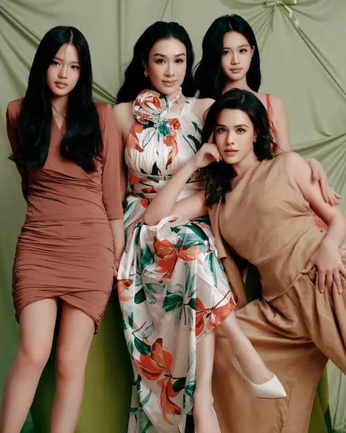 ▲鍾麗緹與3個女兒(圖/ Yasmine Ross IG) ▲鍾麗緹與3個女兒(圖/ Yasmine Ross IG)