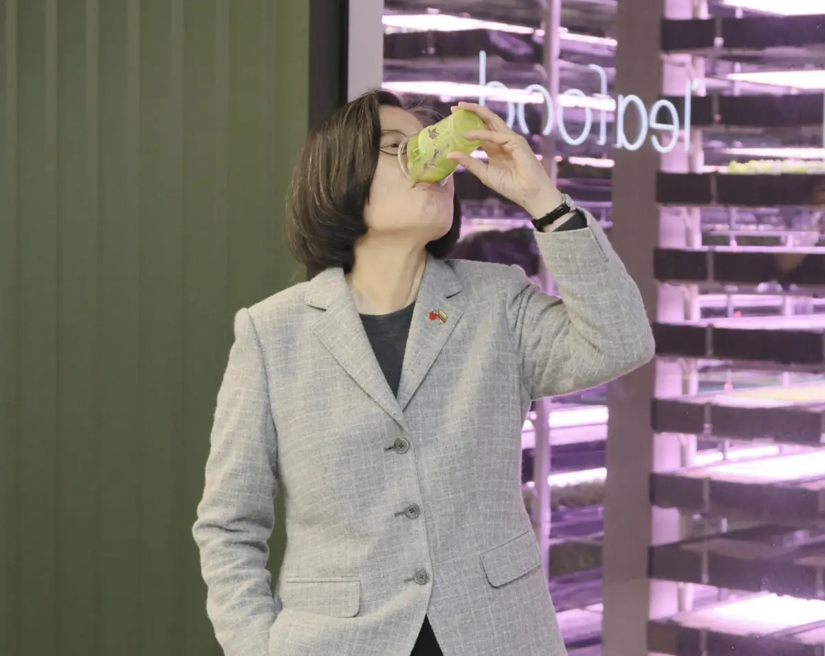 ▲不挑食的蔡英文在台立合作的垂直農場喝下綠拿鐵。（圖／翻攝自蔡英文臉書）