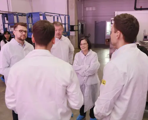 蔡英文 ▲蔡英文已抵達立陶宛並參觀與台灣合作的新創農業科技公司。(圖/翻攝自蔡英文臉書)