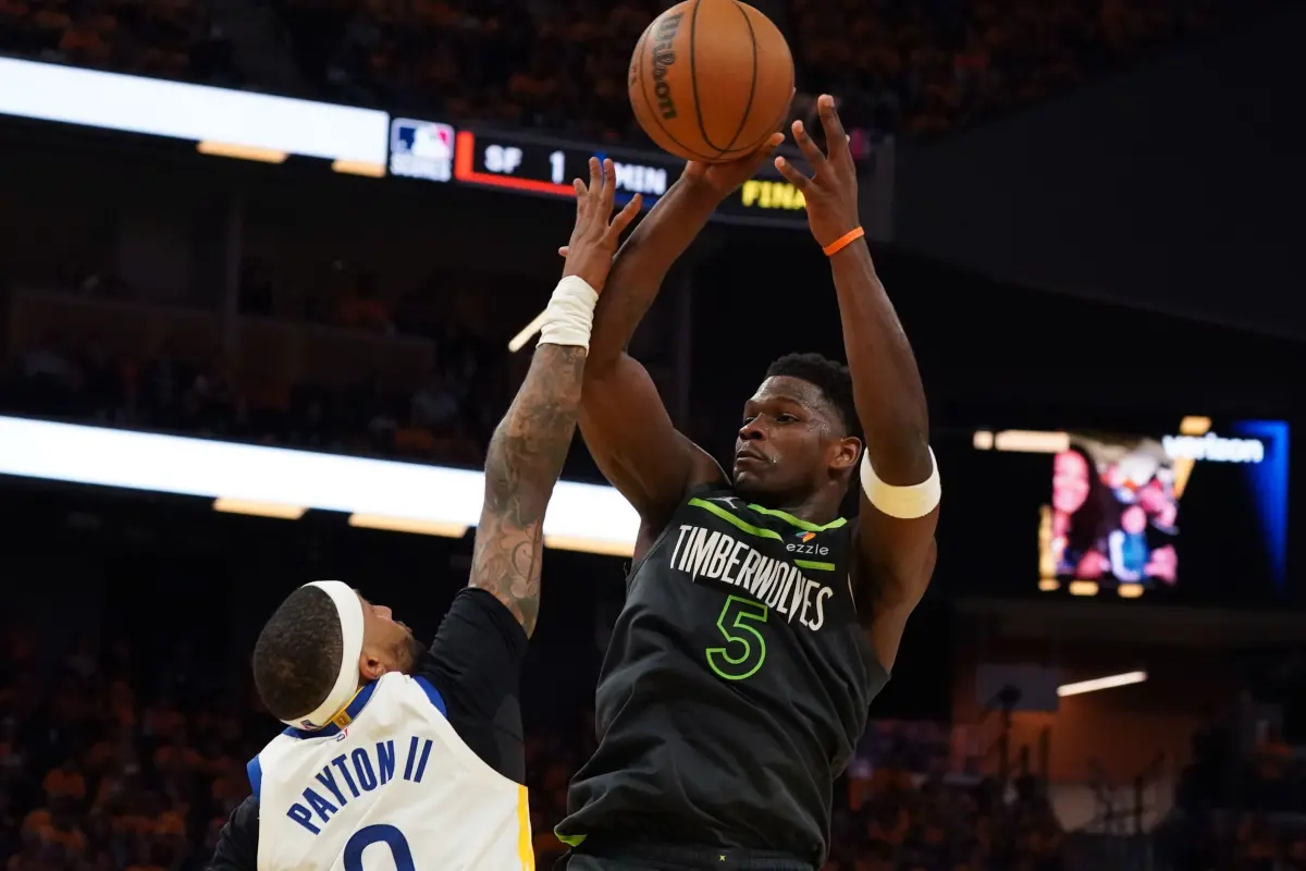 ▲勇士隊在主場領先遭灰狼隊Anthony Edwards逆轉，以97：102輸掉第三戰，系列賽陷入1：2落後，球迷期盼受傷的 Stephen Curry 盡快歸隊。（圖／路透／達志影像）