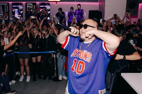 ▲數千名熱情歌迷將信義區火星咖啡團團包圍，連對街的百貨門口都被擠爆，現場人山人海、氣氛堪比跨年。（圖／本色音樂提供）