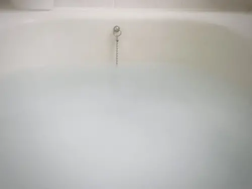 ▲過期牛奶可以當成天然保養品，用來敷臉或泡澡、沐浴，都能讓皮膚變光滑。（示意圖／翻攝自photoAC）