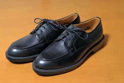 ▲用過期牛奶擦皮鞋，能讓皮鞋恢復光澤，還能預防皮面乾裂。（圖／翻攝自photoAC）