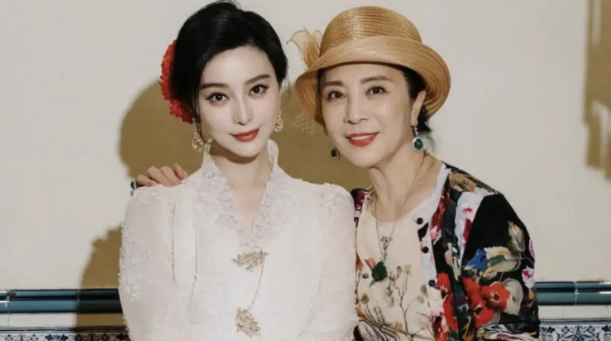 范冰冰69歲媽媽「美到不科學」！凍齡容貌、身材太養眼：根本姊妹