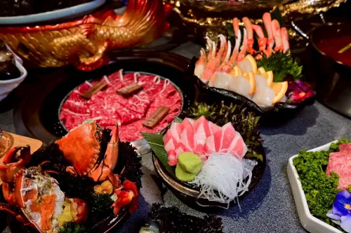 不是飯店自助餐也有「黑鮪魚吃到飽」!8折優惠、免費吃法一次看 ▲金洹苑主打燒肉鍋物放題,5月不加價、免費升級「黑鮪魚生魚片吃到飽」。(圖/金洹苑提供)