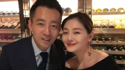 ▲大S（右）聽完「真命天子」的定義後露出幸福微笑，郭靜純也沒有多問，沒多久就傳出她與僅見面5次的汪小菲（左）閃婚的消息。（圖／大S微博）