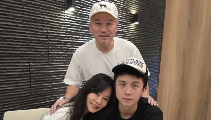 ▲藝人狄鶯（下排左）今（11）日母親節在臉書上曬出一家三口合照，歡迎退伍的兒子孫安佐（下排右）回歸，其中狄鶯凍齡的美貌特別掀起討論。（圖／狄鶯 臉書）