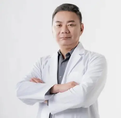 ▲邱外科醫院長許景華在去年7月離世。（圖／翻攝自邱外科醫院官網）