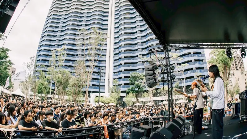 ▲ 「華雄天地」以近千坪的中庭與前後花園，化身為音樂與藝術的場域，舉辦「無垠森活節」。（圖／華雄建設提供）