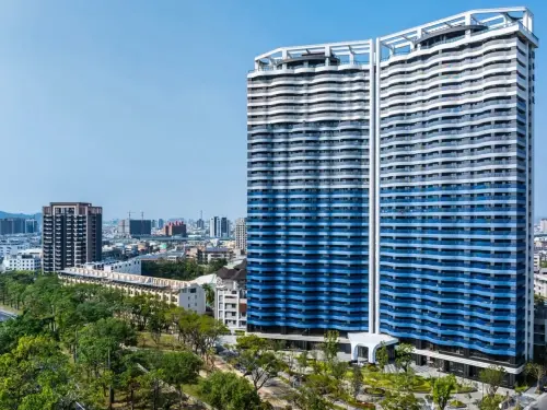 ▲由華雄建設打造、位於澄清湖特區核心的指標新案「華雄天地」基地達1867.68坪,僅35%建蔽率,保留大面積綠意與開放空間,實現「與自然共居」的理想建築。(圖/華雄建設提供) ▲由華雄建設打造、位於澄清湖特區核心的指標新案「華雄天地」基地達1867.68坪,僅35%建蔽率,保留大面積綠意與開放空間,實現「與自然共居」的理想建築。(圖/華雄建設提供)