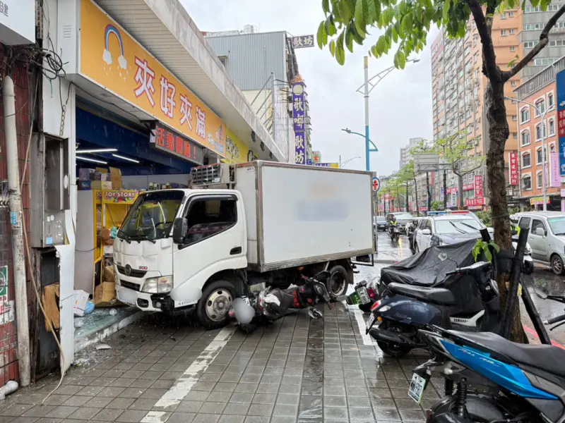 影／大雨失控瞬間曝！貨車打滑撞進店家　蘆洲夾娃娃店機台被撞爛