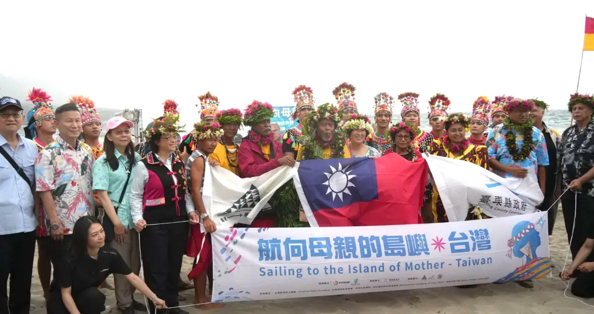 ▲帛琉籍無私分享號(AlinganoMaisu)帆船，由帛琉穿越太平洋，經我國台東縣蘭嶼舊開元港，抵達台東縣杉原灣，受到海洋委員會副主任委員黃向文(左3)及台東縣長饒慶鈴(右5)率隊熱烈歡迎。(圖／海洋委員會提供)