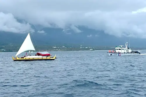 ▲帛琉籍無私分享號(AlinganoMaisu)帆船(左)，由帛琉穿越太平洋，經我國台東縣蘭嶼舊開元港，在海巡署台東海巡隊海巡艇(右)伴航下，抵達台東縣杉原灣。(圖／海洋委員會提供)