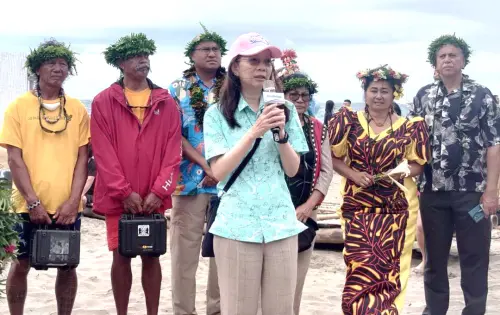 ▲帛琉籍無私分享號(AlinganoMaisu)帆船抵達我國台東縣杉原灣，海洋委員會副主任委員黃向文率員熱烈歡迎。(圖／海洋委員會提供)