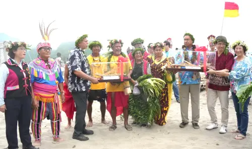 ▲帛琉籍無私分享號(AlinganoMaisu)帆船抵達我國台東縣杉原灣，台東縣長饒慶鈴(右1)致送紀念品，開創南島傳統舟船國際交流。(圖／海洋委員會提供)