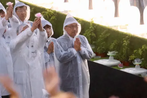 侯友宜 ▲侯友宜晚間出席「佛誕浴佛·孝親感恩祈福會」,共同祈願社會祥和、國泰民安。(圖/記者朱永強攝,2025.05.11)