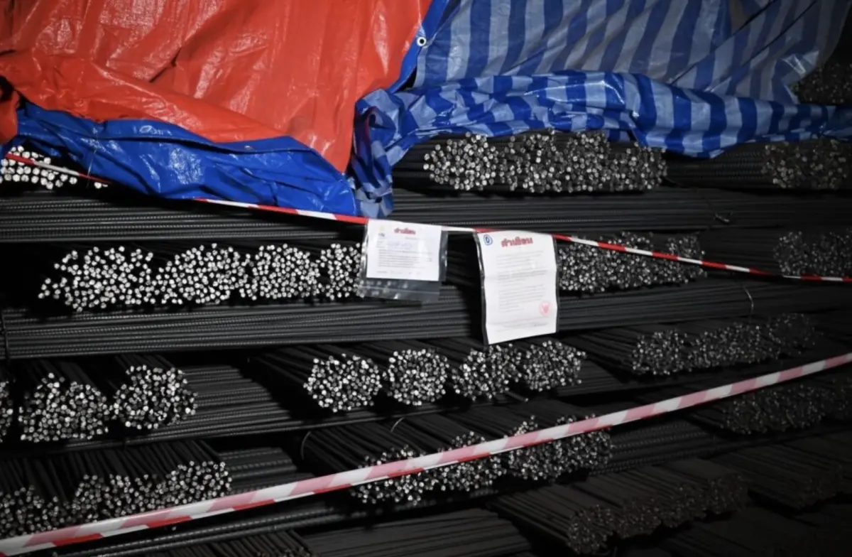 ▲泰國民眾發現購買的鋼筋輕輕一彎直接斷裂，經調查疑似與中資有關。（圖／翻攝自matichon）