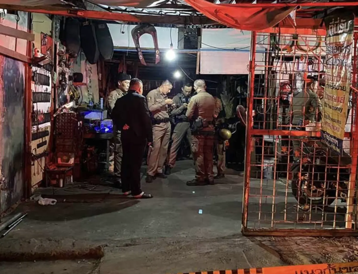 ▲泰國發生街頭槍擊案件，一名修車工遭連開5槍當場死亡。（圖／翻攝自Khaosod）