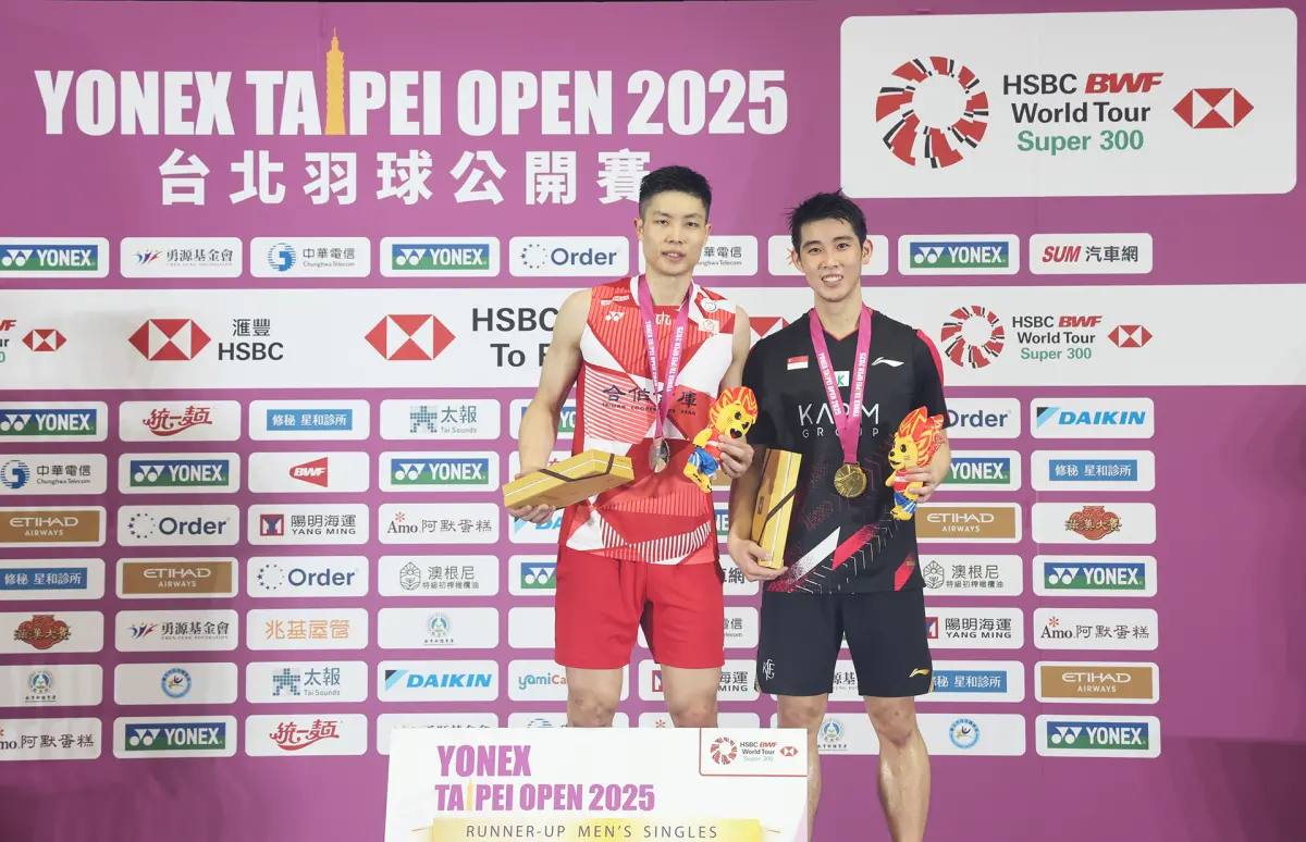 ▲超級300系列台北羽球公開賽冠軍戰，新加坡世錦賽金牌駱建佑（圖右）以2：1 擊敗台灣一哥周天成（圖左），拿下冠軍。（圖／取自台北羽球公開賽臉書）