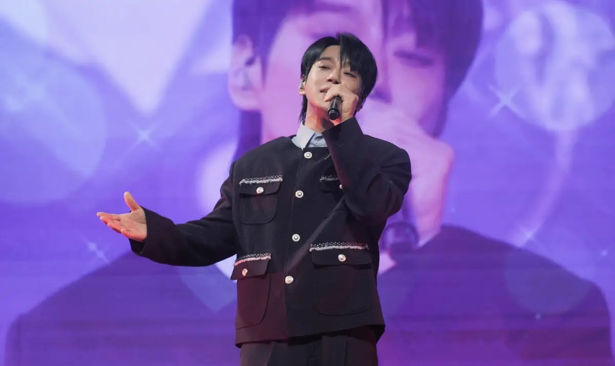 ▲韓國歌王黃致列（如圖）週末來台開唱，現場狂飆具俊曄所屬雙人團體酷龍的夯取，致敬具俊曄，還送出毛巾當粉絲福利。（圖／讀者提供）