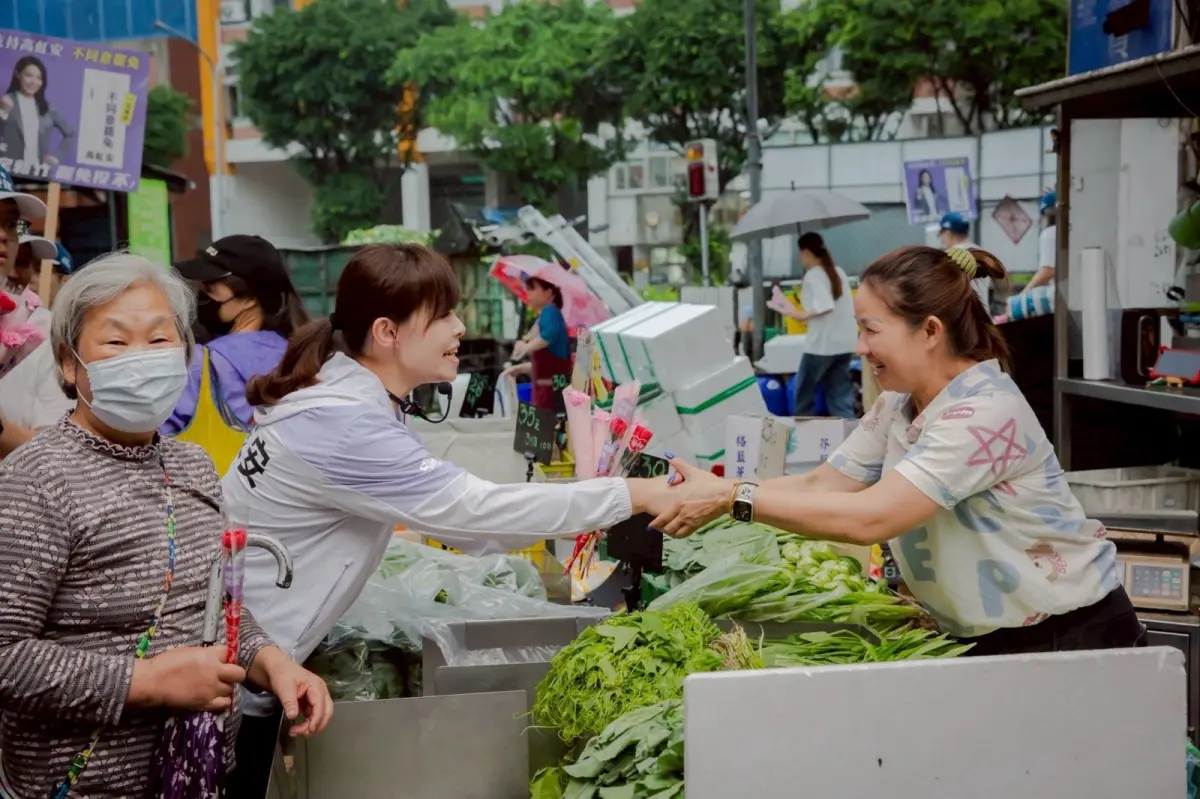 ▲新竹市議會民進黨團今（14）日開記者會指高虹高上周六帶著團隊高調的進入大果菜市場宣傳「反罷免」活動，質疑濫用市政資源進行選舉宣傳。（圖／翻攝自高虹安臉書）