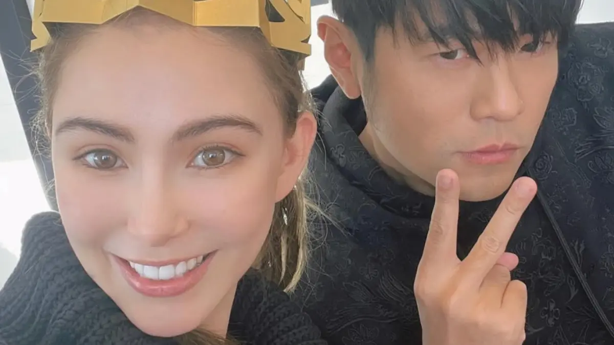 ▲亞洲天王周杰倫（右）與昆凌（左）近日現身溫布頓網球賽，被民眾拍下同框背影照，發文自曝「坐在周董後面」，粉絲見狀喊太羨慕！（圖／周杰倫IG）