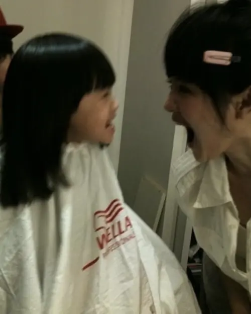 ▲Lily曬出小時候和大S的合照。（圖／翻攝自Lily IG）