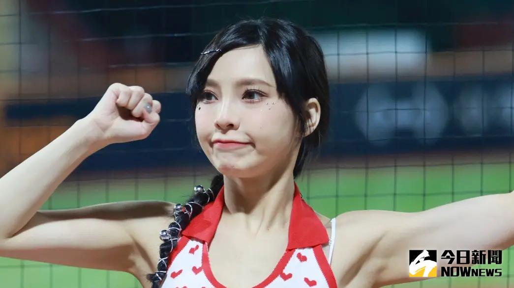 ▲味全龍啦啦隊Dragon Beauties李芷霖近日捲入小三風波，昨（11）日晚間發布4點聲明影片，強調照片為與前男友林庭謙交往期間所拍，駁斥「小三」指控，對此爆料者不到1小時旋即反擊，表示照片來自丈夫手機，同時強調自己「不認識林庭謙」。（圖／記者張一笙攝）