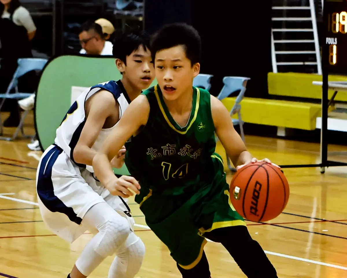 ▲U19籃球聯盟季後賽，永安國小詹兆瑒(右）過人切入。(圖/U19籃球聯盟提供)