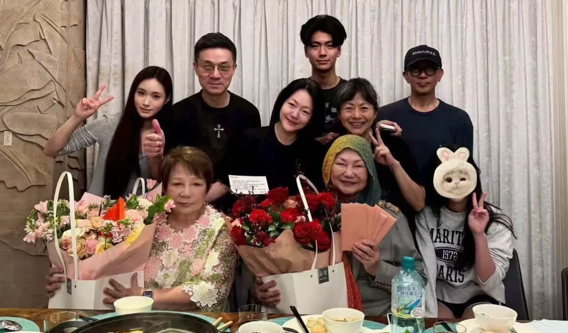 ▲S媽（下右2）昨日晚間公開徐家人母親節聚餐的合照，少了大S後，女婿具俊曄（上右1）身形暴瘦一大圈，讓人心疼。（圖／黃春梅臉書）