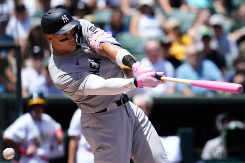 ▲賈吉（Aaron Judge）延續昨戰雙響砲好手感，本戰面對運動家，單場猛揮4安、2分打點，打擊率重回4成，搭配開路先鋒Ben Rice生涯首支滿貫砲，洋基全場15支安打狂攻12分，終場12：2打爆運動家。（圖／美聯社／達志影像）