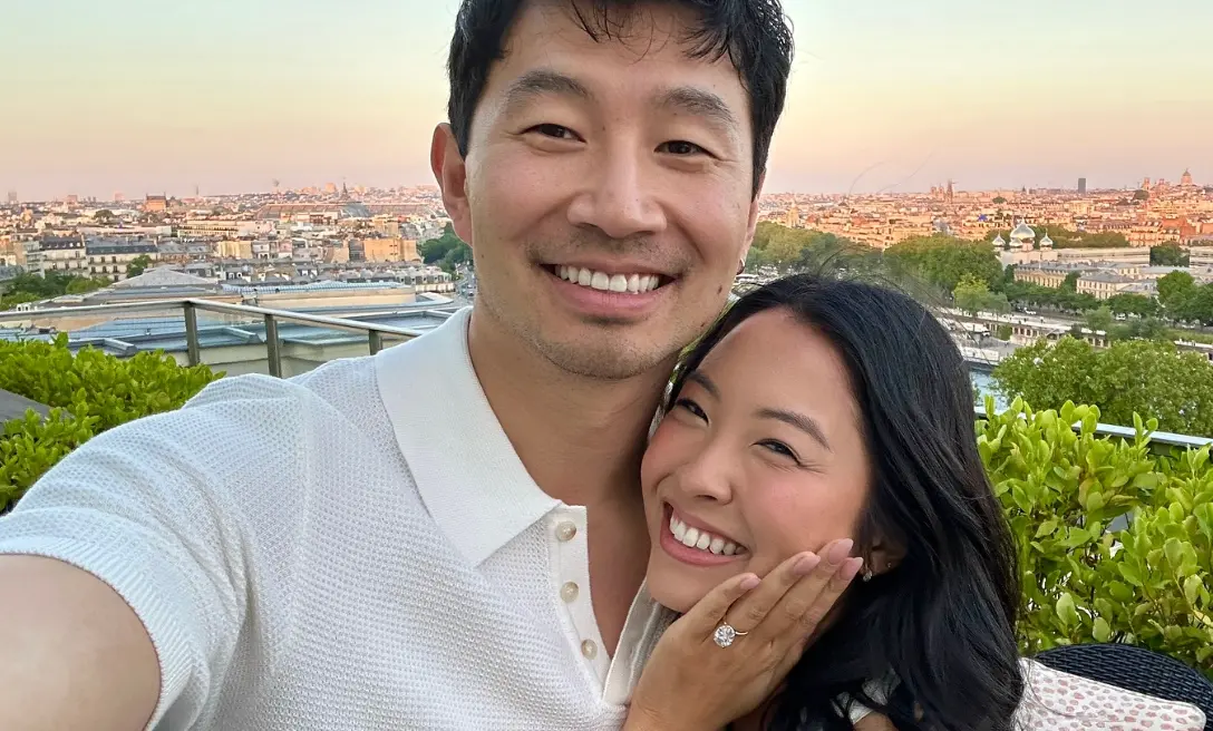 ▲《尚氣》男主角劉思慕（左）在巴黎求婚成功，他事後發文深情告白台裔女友Allison（右），女友無名指上戴的巨大鑽戒更是閃瞎粉絲。（圖／劉思慕IG）