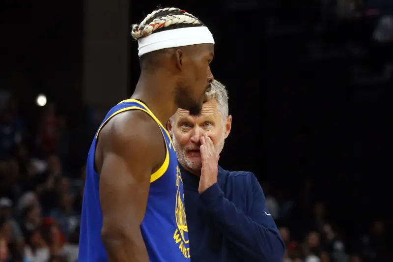 ▲勇士隊在西區準決賽以1：2落後灰狼隊，且傳出總教練 Steve Kerr 與球員 Jimmy Butler 因上場時間安排產生意見分歧，導致球隊更衣室氣氛緊張，晉級前景堪憂。（圖／路透／達志影像）