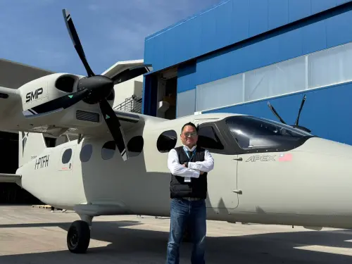 安捷航空引進第3架P2012,董事長高健祐今(2025)年稍早赴義大利原廠辦理交機事宜。 ▲安捷航空引進第3架P2012,董事長高健祐今(2025)年稍早赴義大利原廠辦理交機事宜。(圖/安捷航空提供)