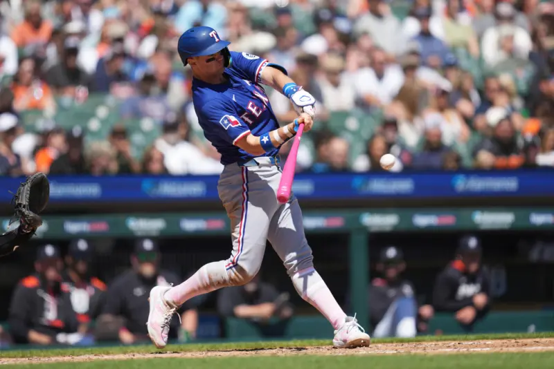 ▲MLB德州遊騎兵今（12）日對上底特律老虎，Jung兄弟也上演兄弟同場對決，哥哥Josh Jung在5局上敲出2分砲，成為首位在母親節兄弟同場對決中，敲出全壘打的選手。（圖／美聯社／達志影像）