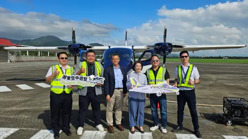 安捷航空 ▲安捷航空與屏東政府合作,舉辦恆春半島空中遊覽活動,發展地方觀光經濟,縣長周春米(右3)出席活動開幕儀式。(圖/安捷航空提供)
