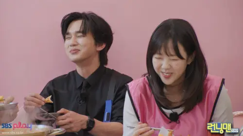 ▲俞承豪（左）跟池睿恩因為吃了辣炒年糕，成為一日情侶。（圖／翻攝SBS）