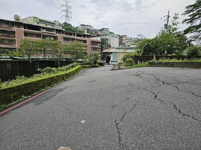 ▲疑受連日雨彈影響，汐止伯爵山莊發生路裂，警方到場管制。（圖／翻攝畫面）