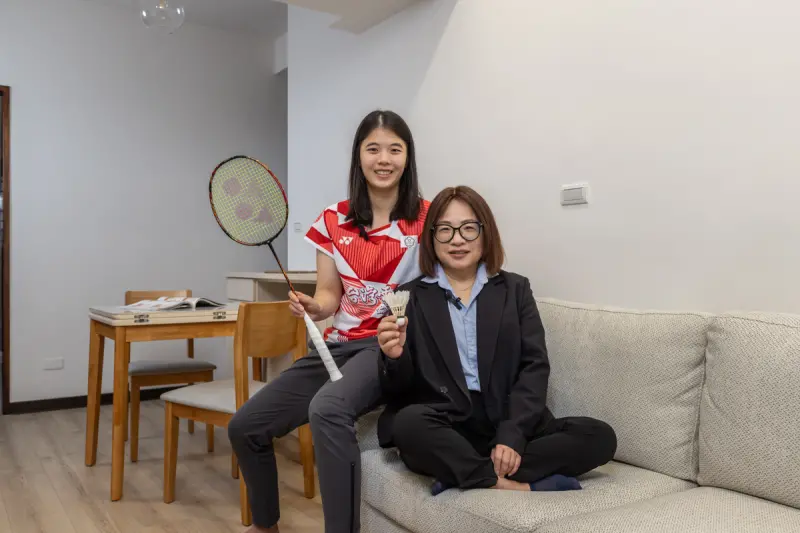 ▲世界排名女單20羽球女將宋碩芸(左)，與歐德設計師吳珈玉(右)開心合影。（圖／歐德提供）