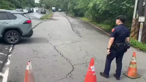 ▲疑受連日雨彈影響，汐止伯爵山莊發生路裂，警方到場管制。（圖／翻攝畫面）