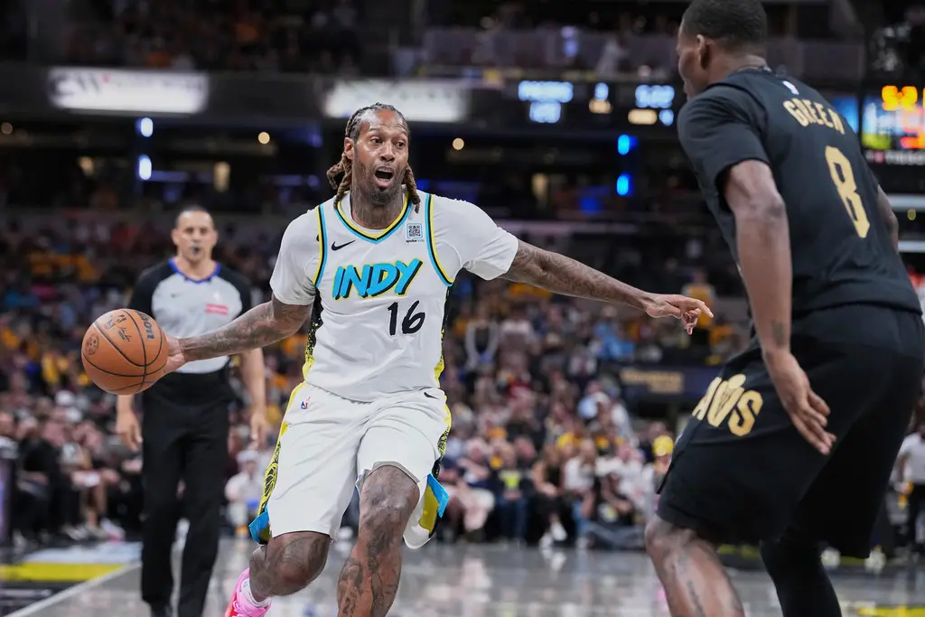 ▲NBA東區季後賽次輪，印第安納溜馬老將James Johnson在比賽末節替補登場，受到全場溜馬球迷歡呼，過去Johnson曾是讓全NBA聞風喪膽的男人，如今卻成為溜馬更衣室精神領袖。（圖／美聯社／達志影像）